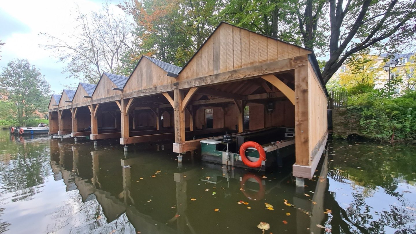 Botenhuis in Lier op het water, gefundeerd op schroefpalen
