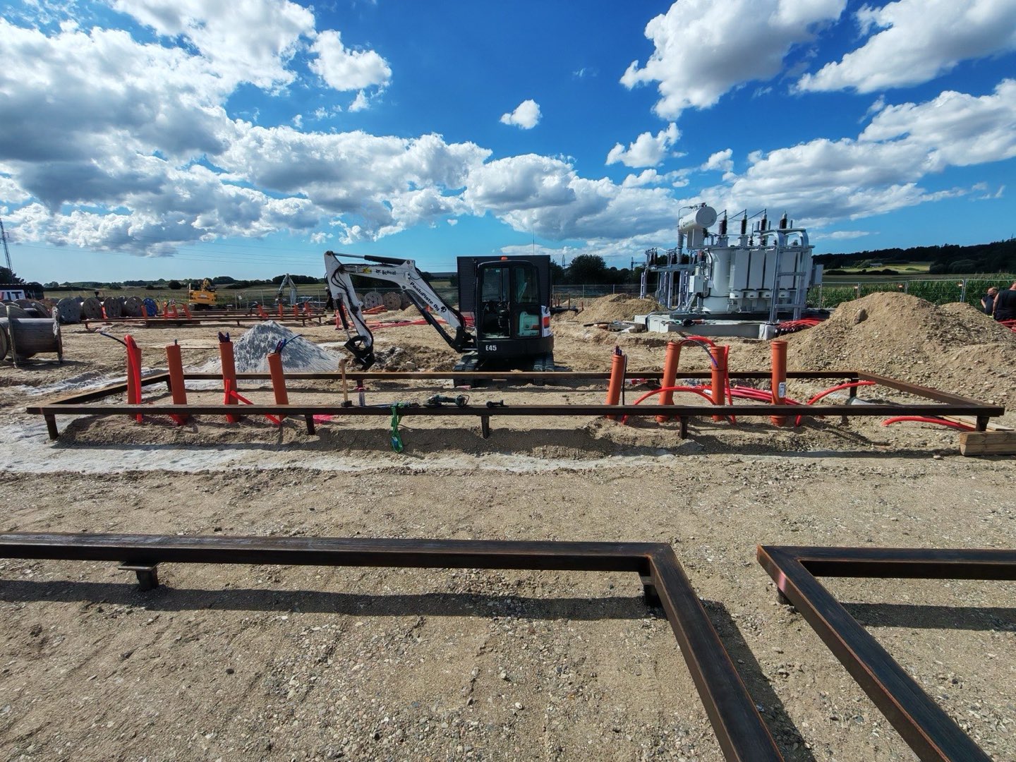 Rijen stalen containerframes op schroefpalen op een BESS-werf in Svebolle, Denemarken