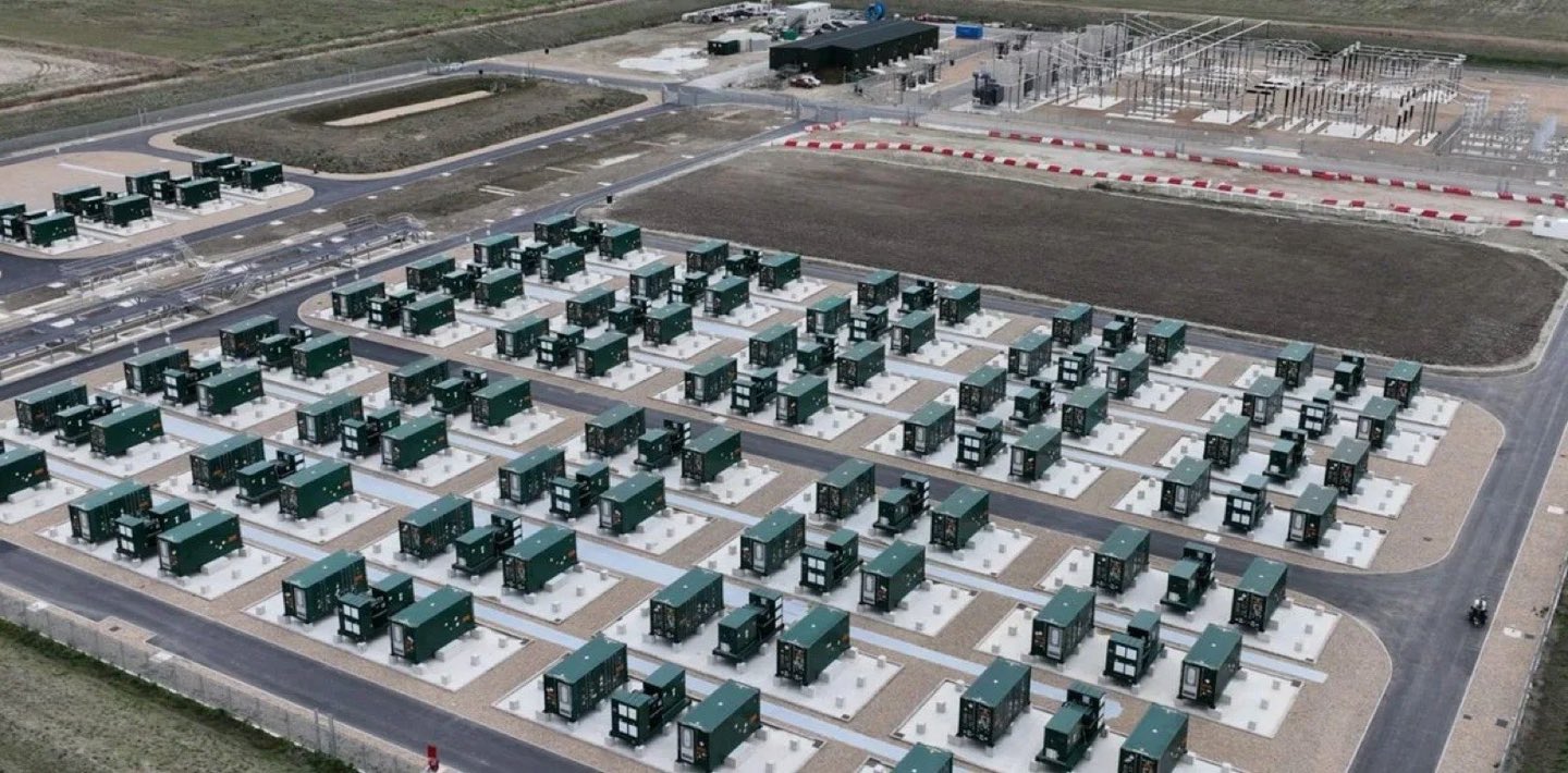 Luchtfoto van Cleve Hill Solar Park met rijen batterijcontainers en het elektrisch compound