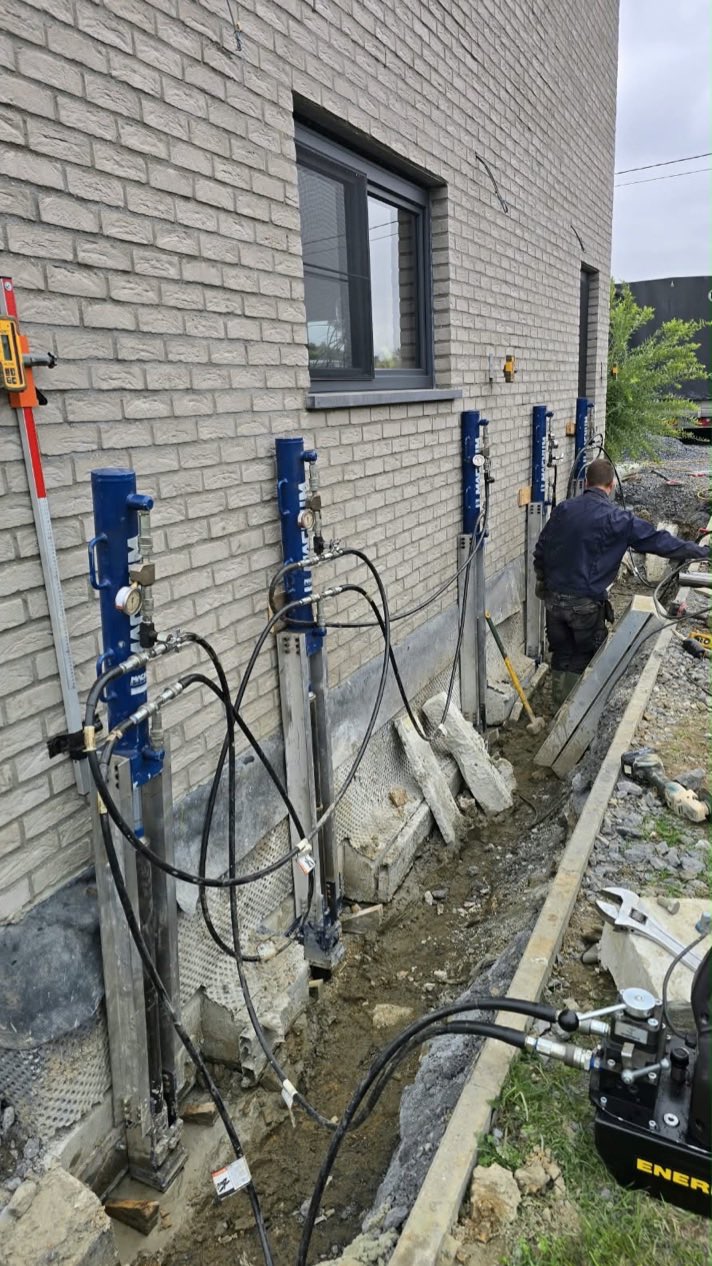 Magnum Push Piers onder de gevel van een woning in Erquelinnes