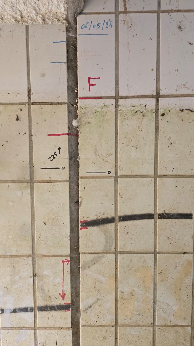 Fissuromètre sur un mur fissuré
