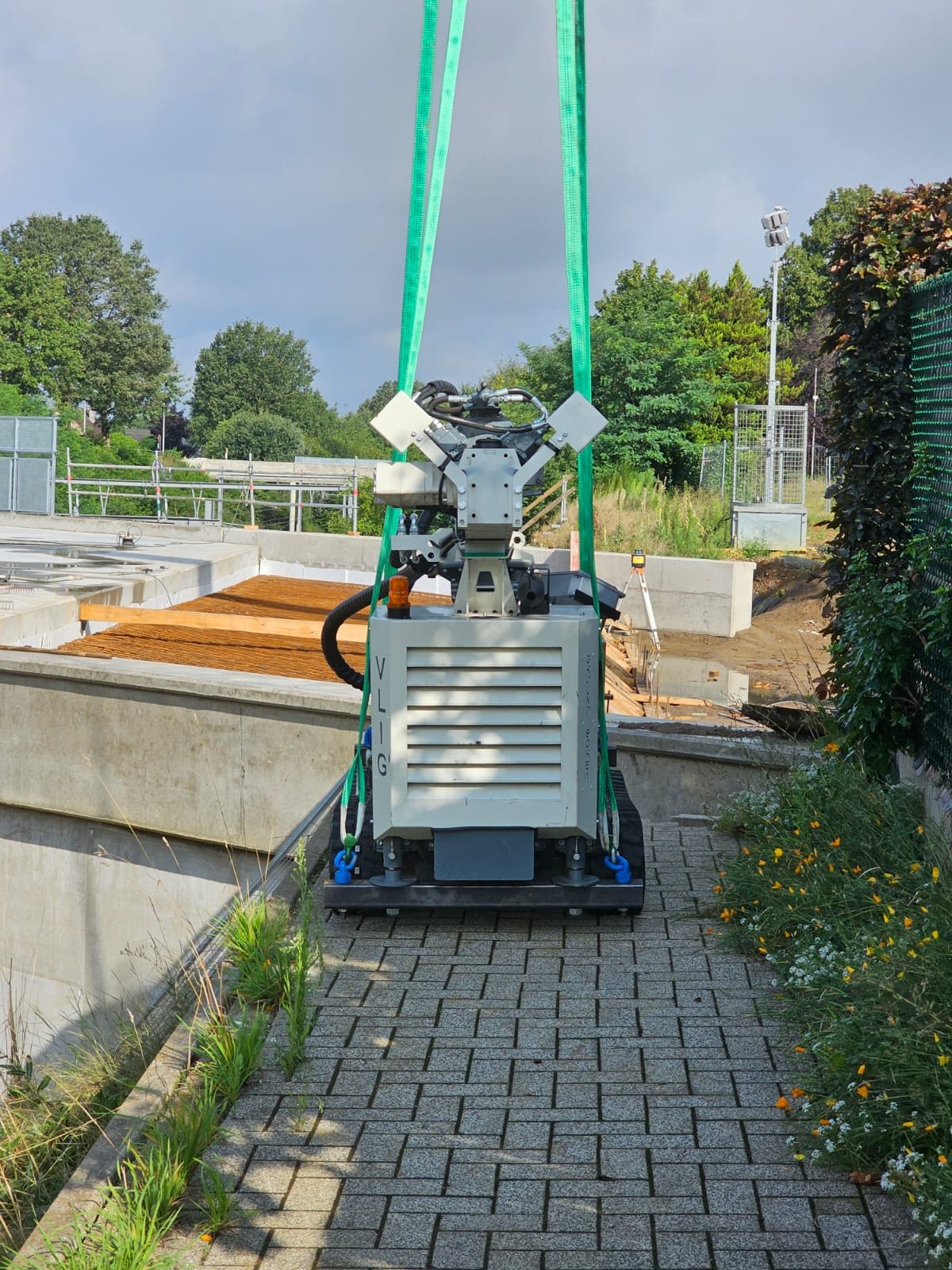 Compact installation machine on a narrow path along a railway