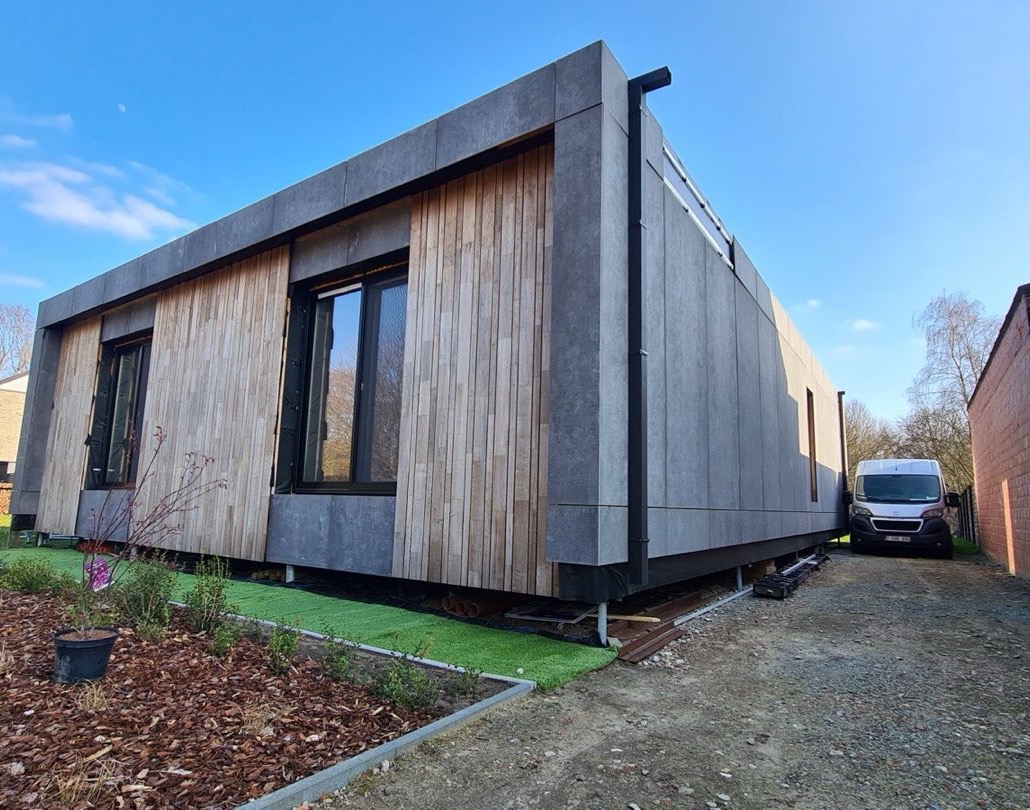 Afgewerkte modulaire woning met houten gevelbekleding