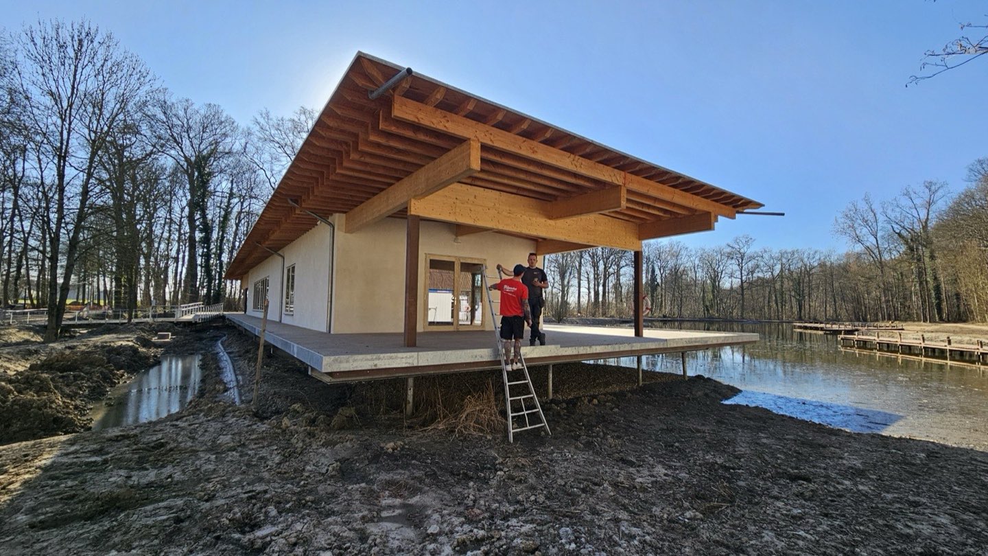 Afwerking van het ontvangstgebouw op schroefpalen aan het water