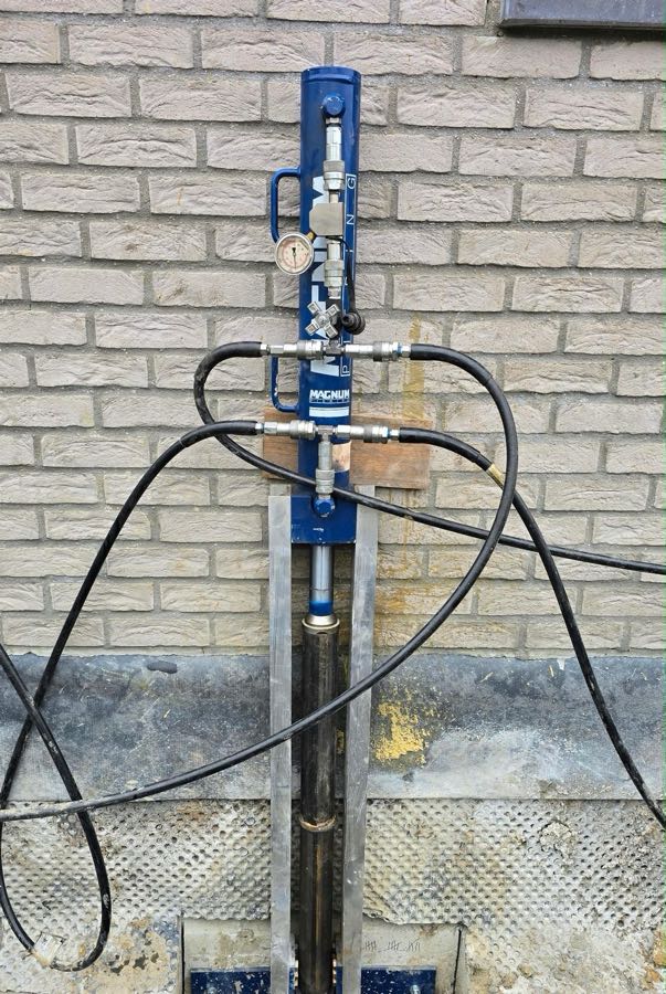 Vérin Magnum avec manomètre sur une console en acier sous la fondation