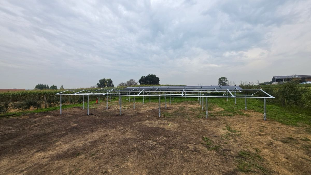 Zonnepanelen op grondschroeven