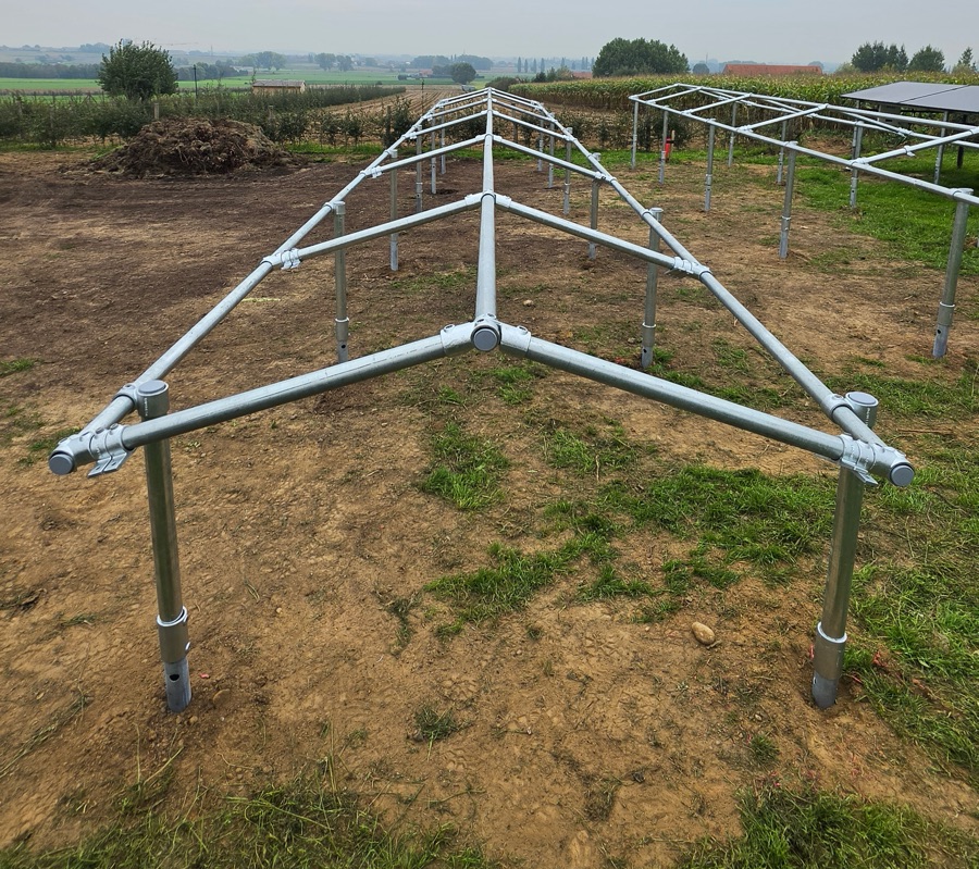 Stahlrohrgestell auf Helixpfählen, bereit für die Solarmodule