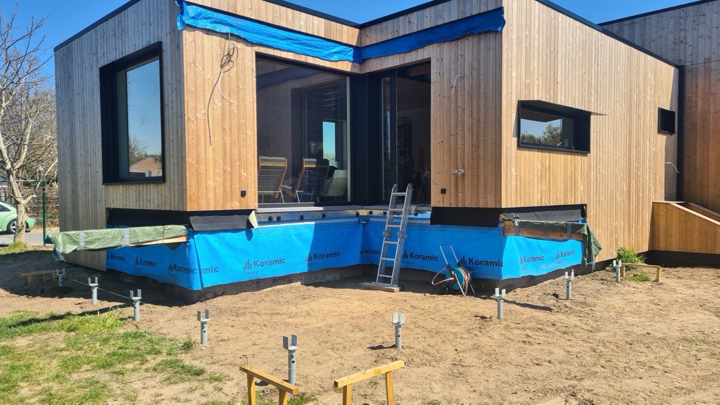 Houten modulaire woning op schroefpalen in aanbouw