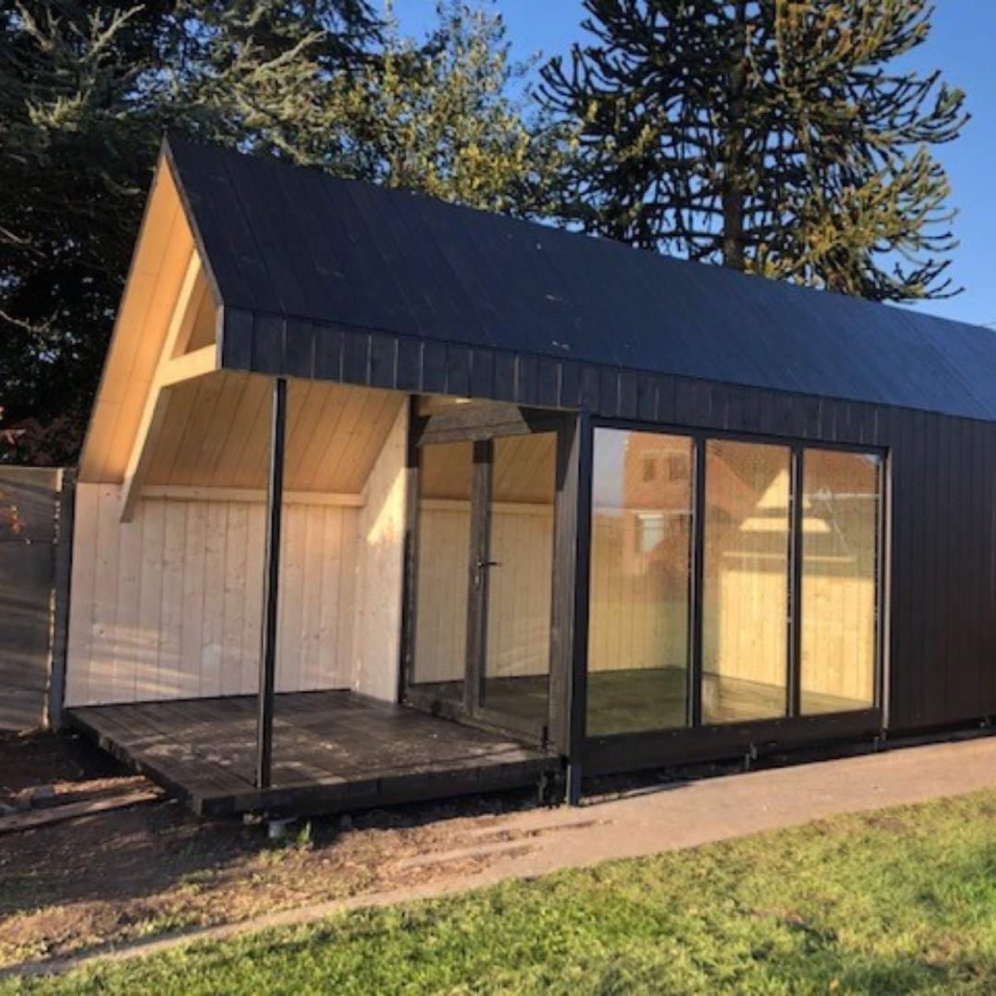 Afgewerkt tuinkantoor met grote glaspartij