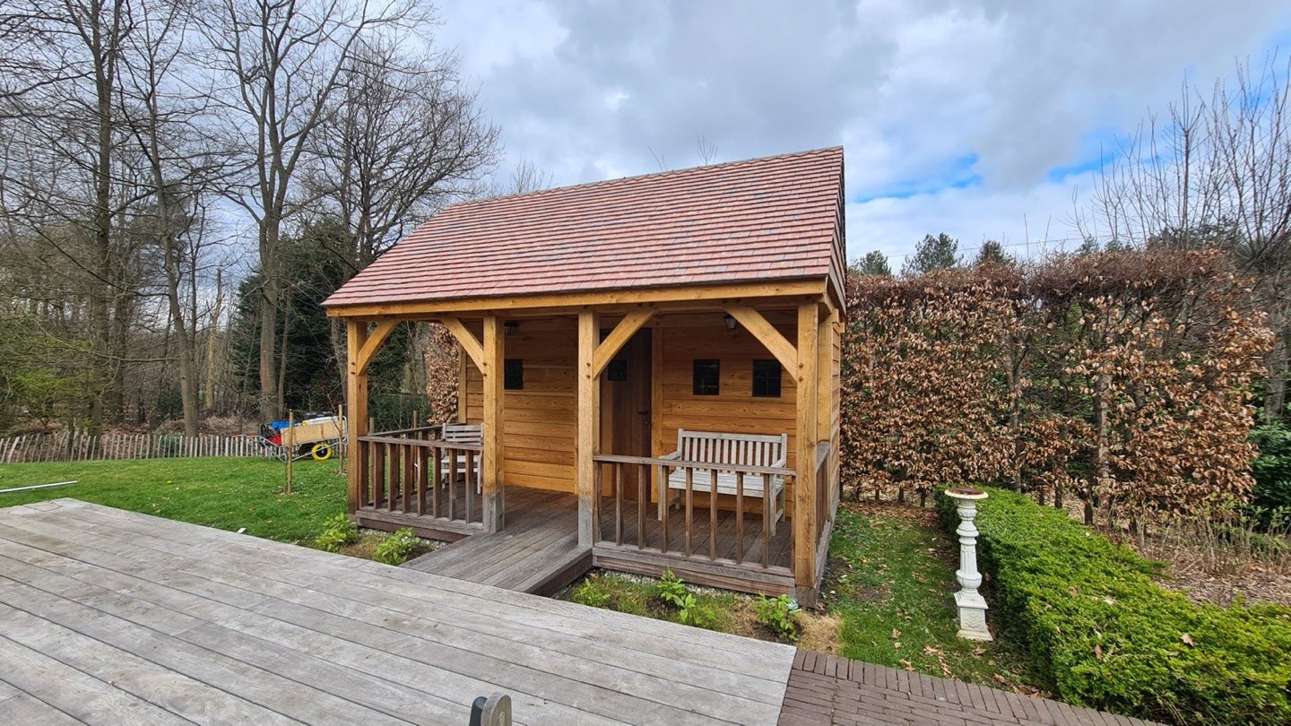 Houten tuinpaviljoen met overdekt terras