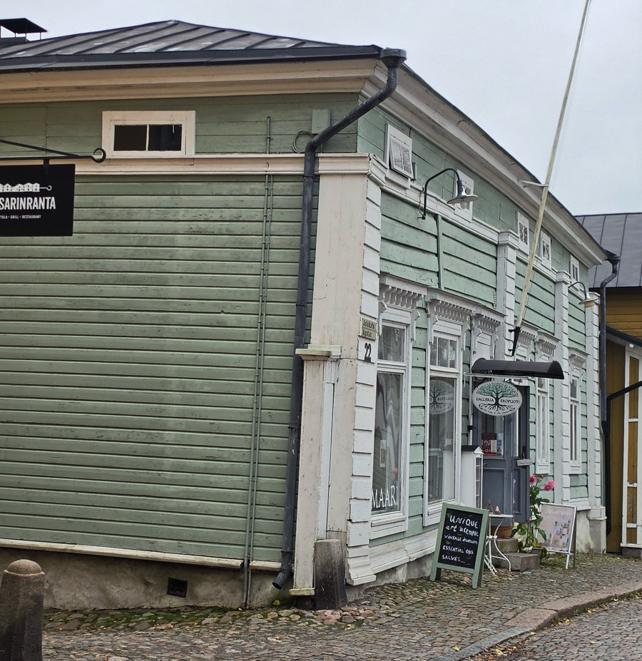 Holz-Eckhaus, dessen Ecke und Leisten nicht mehr im Lot sind